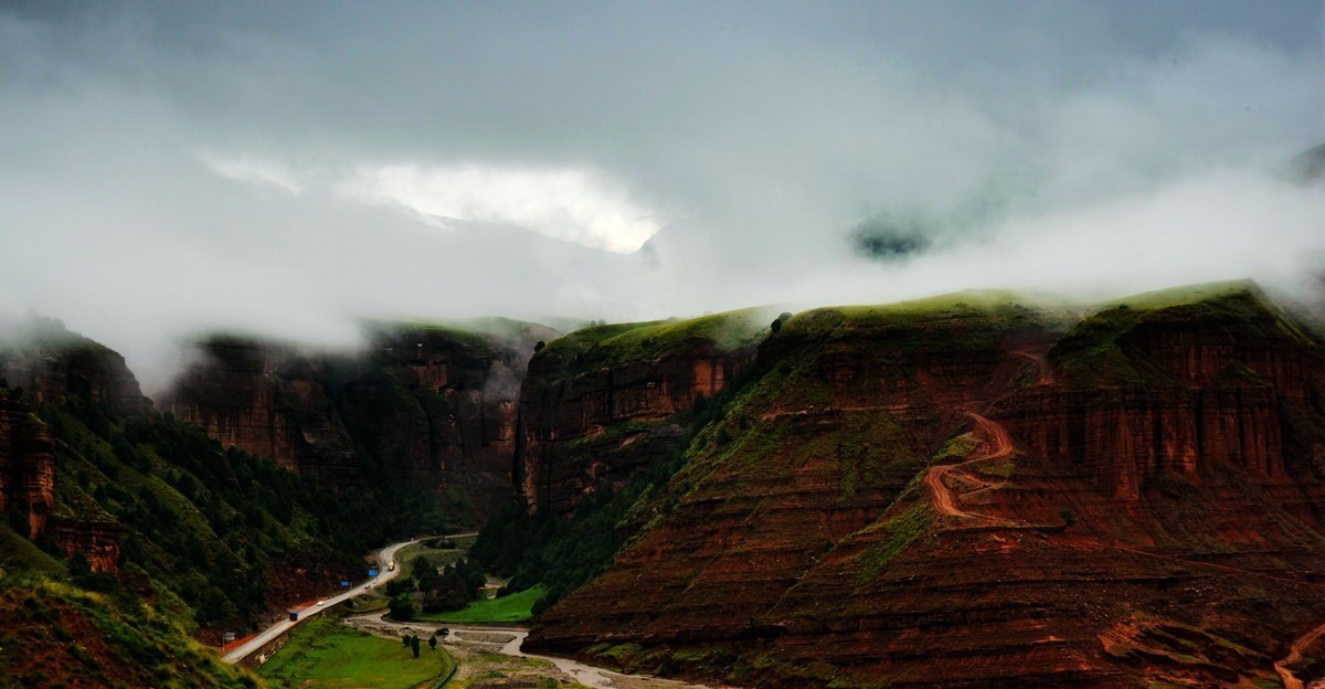 同德县河北乡石藏丹霞观景台暴雨后