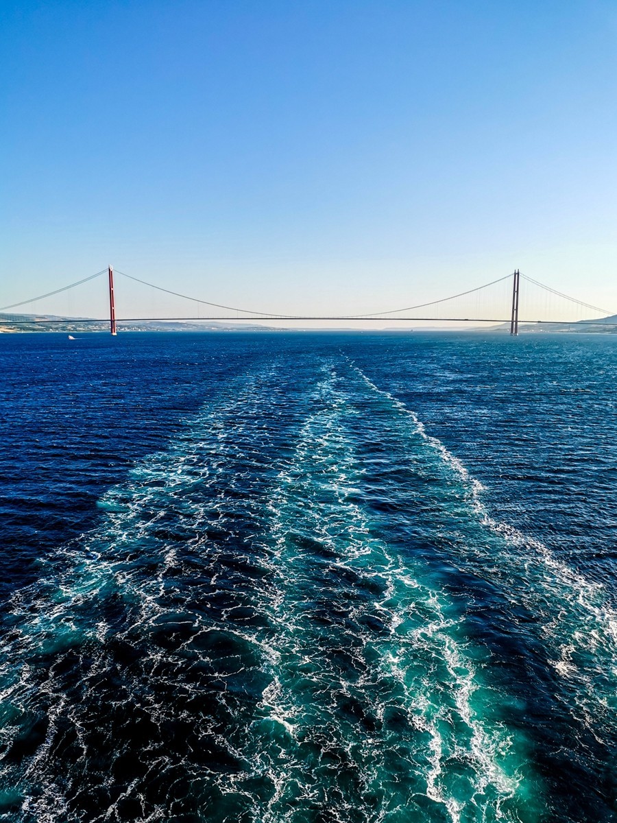 “船行“爱琴海”之--穿越“Dardanellen海峡”--祝师友节日快乐！！