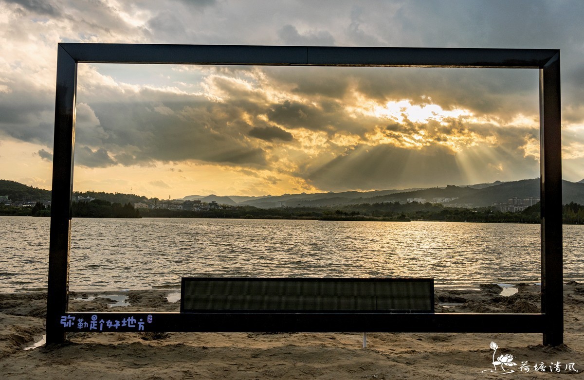 云南，弥勒市，泉湖晚霞。