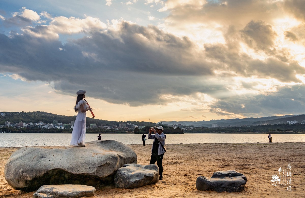 云南，弥勒市，泉湖晚霞。