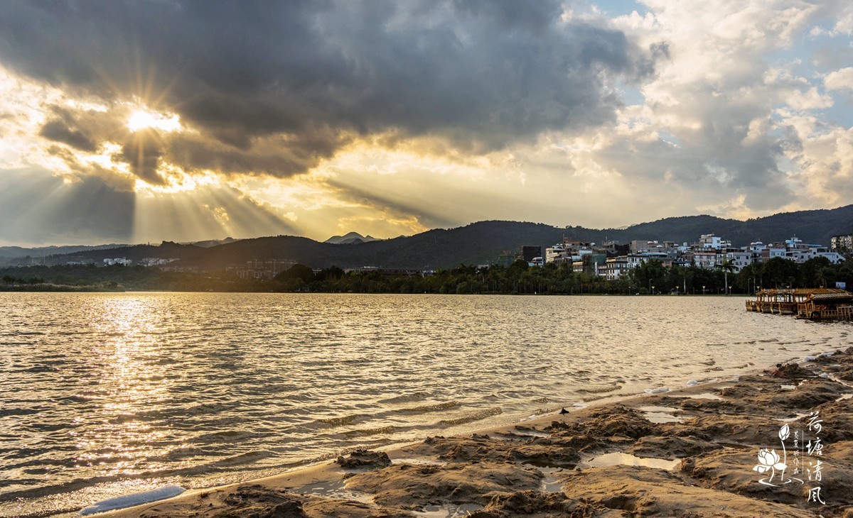 云南，弥勒市，泉湖晚霞。