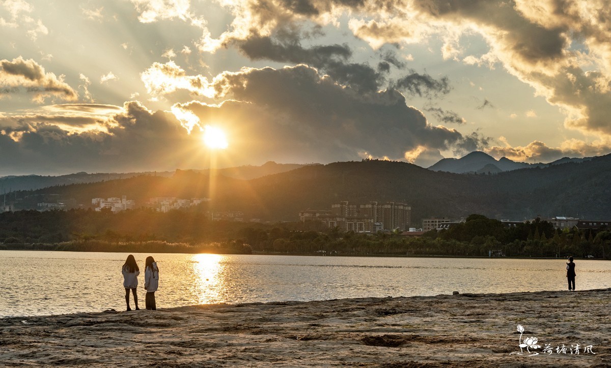 云南，弥勒市，泉湖晚霞。