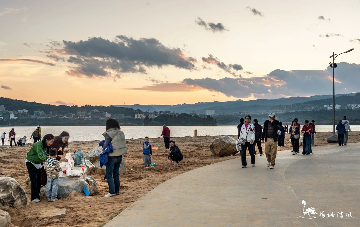 云南，弥勒市，泉湖晚霞。