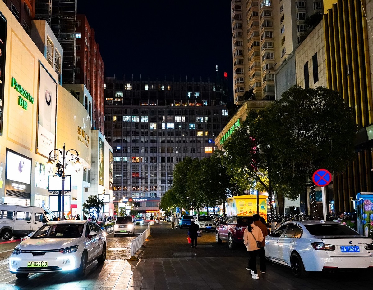 街道夜景图片手机拍摄图片