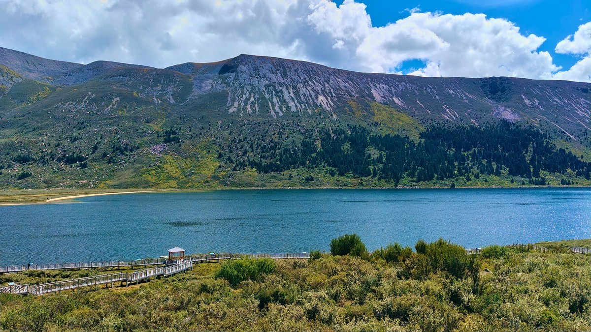 拉龙措，海拔4200米，白玉县。