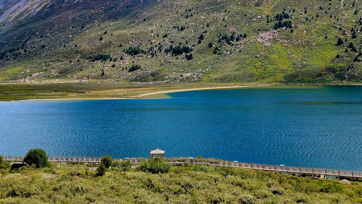 拉龙措，海拔4200米，白玉县。