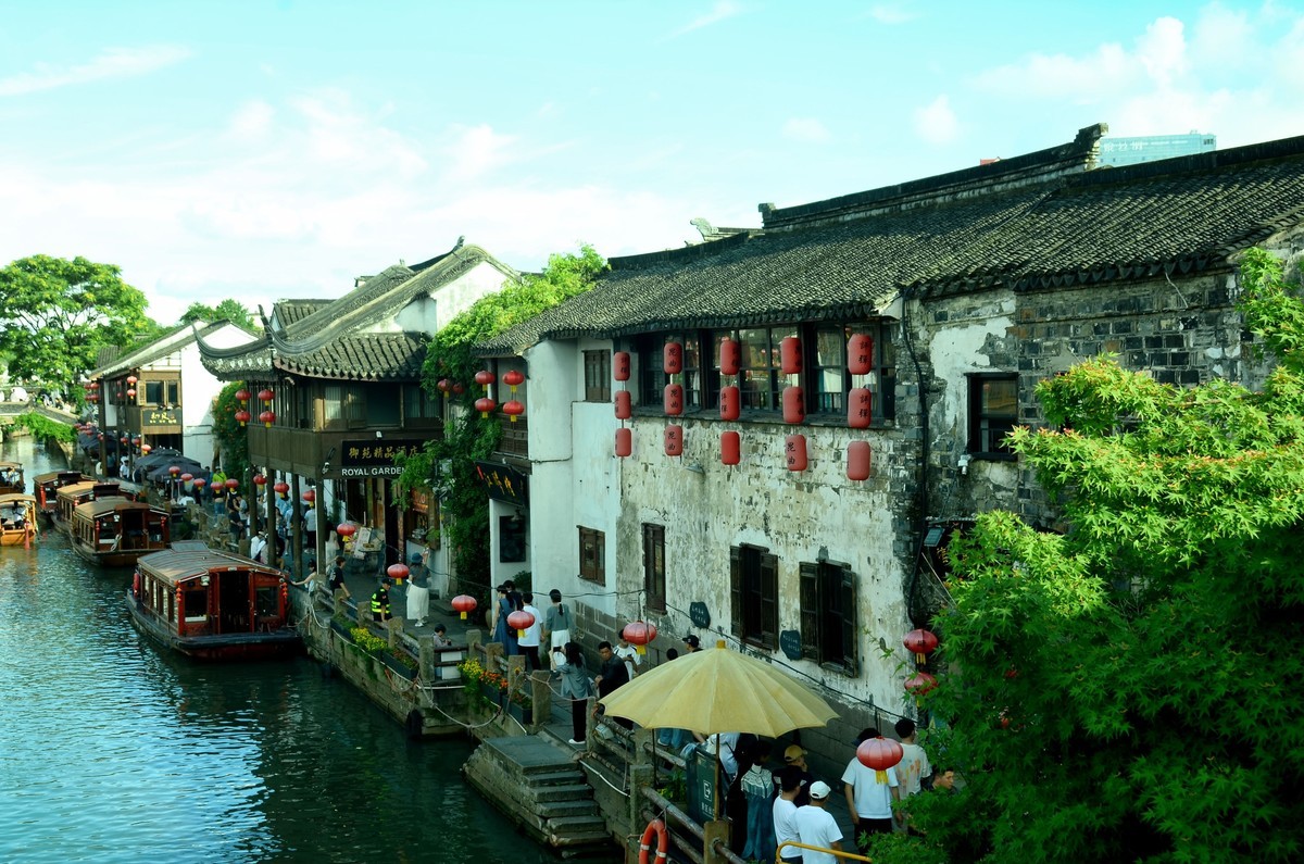 七里山塘十里光，东吴碧水古门阊