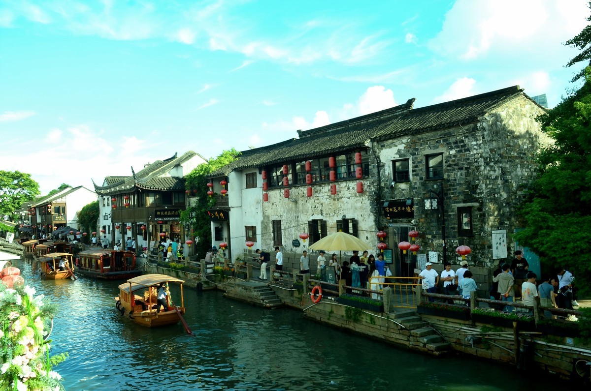 七里山塘十里光，东吴碧水古门阊