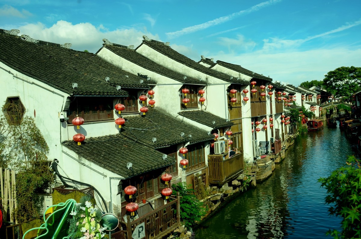 七里山塘十里光，东吴碧水古门阊