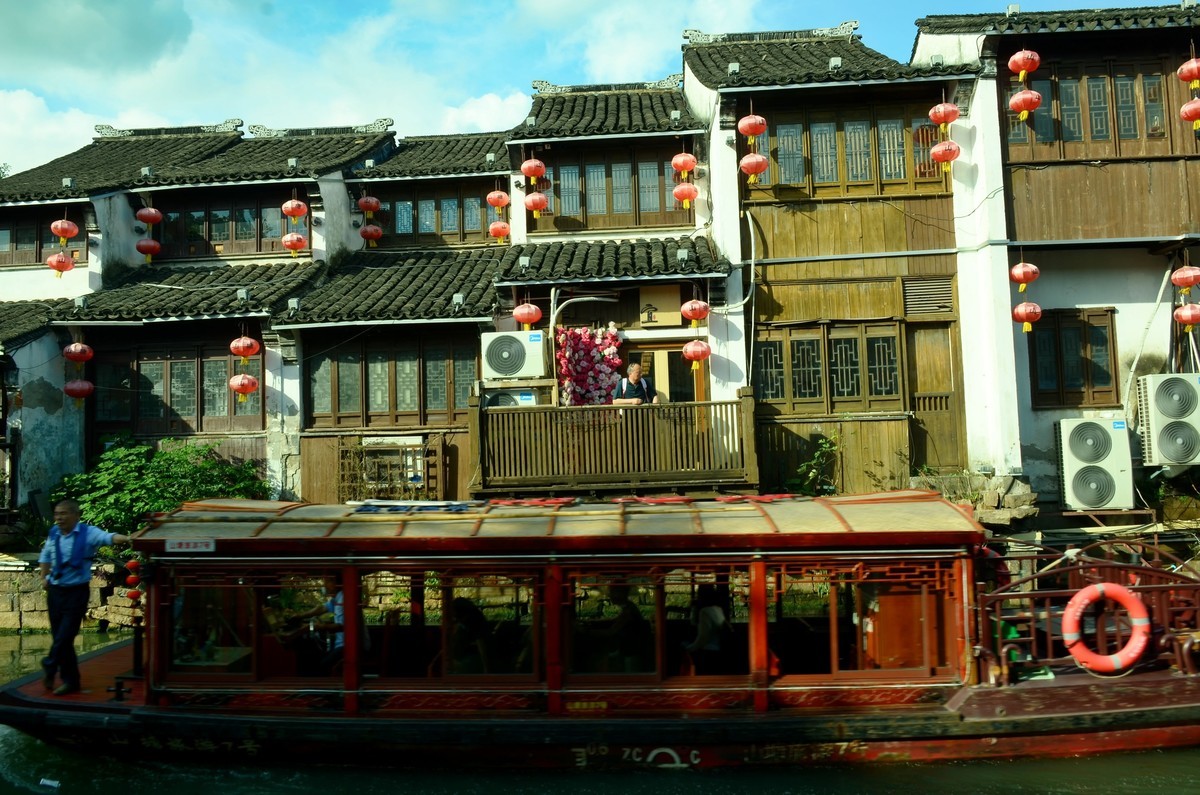 七里山塘十里光，东吴碧水古门阊