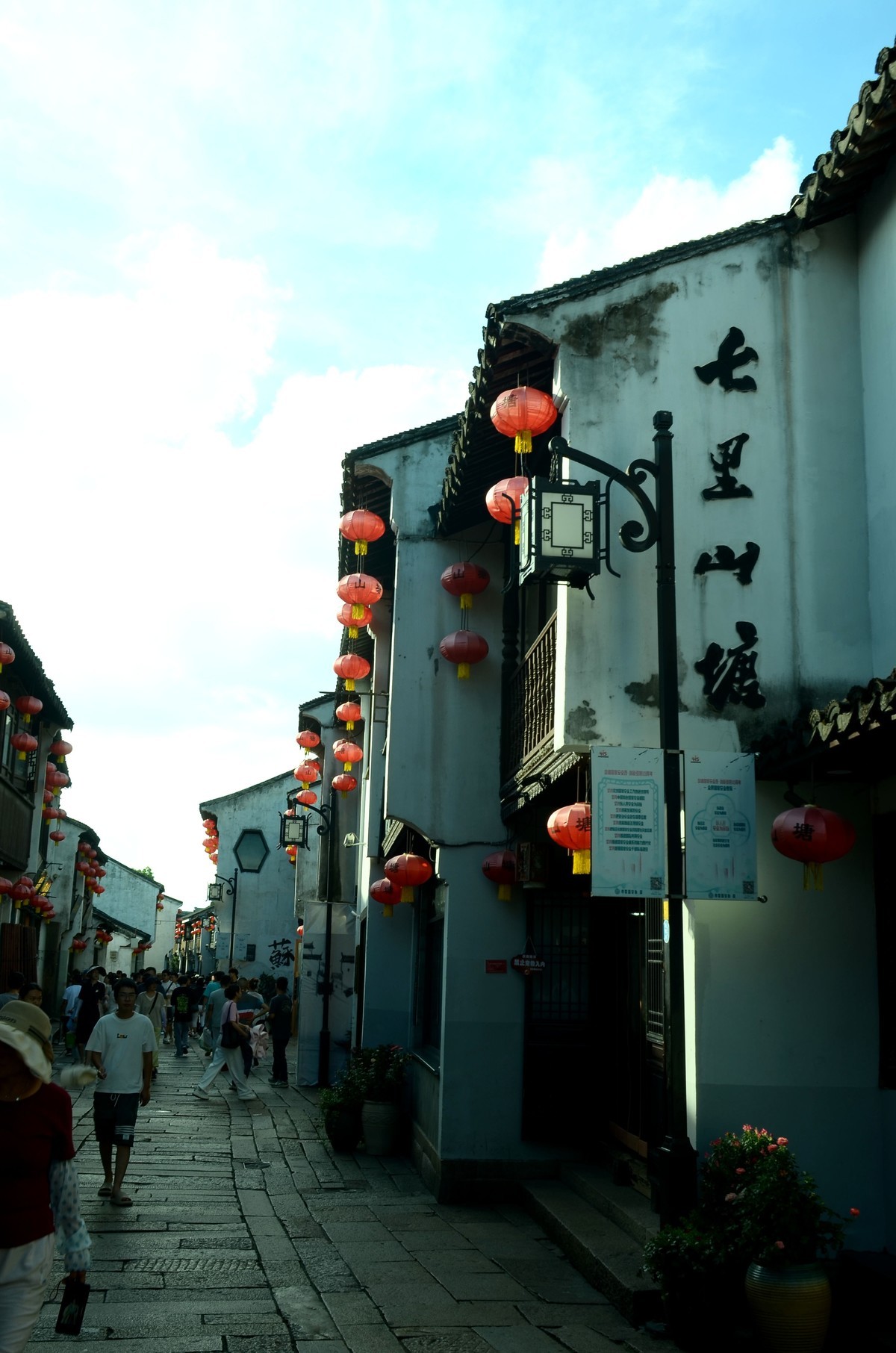 七里山塘十里光，东吴碧水古门阊