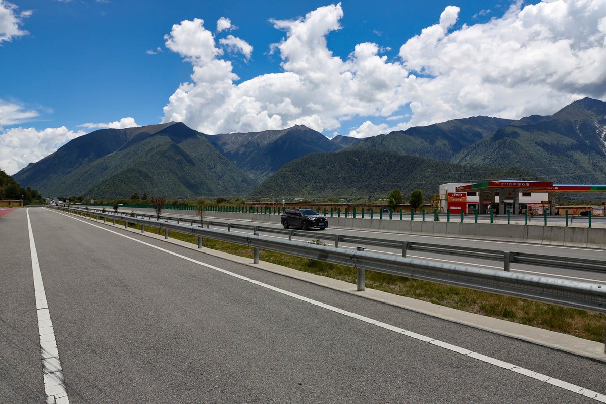 从林芝自驾去拉萨必走318国道409公里，必经过的米拉山隧道海拔最高4889米_西藏