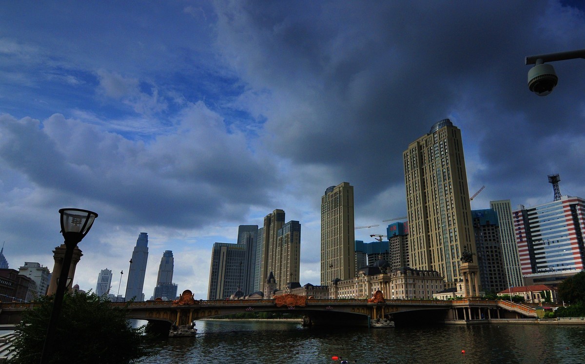 乱云飞度映海河