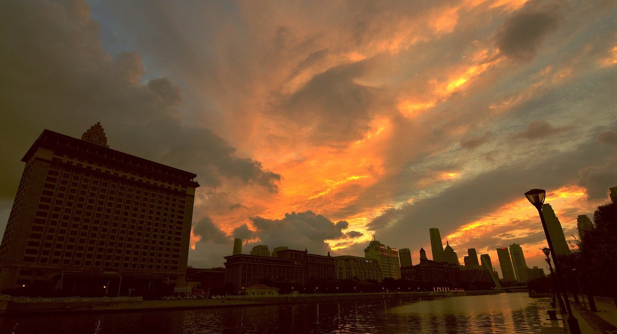 乱云飞度映海河