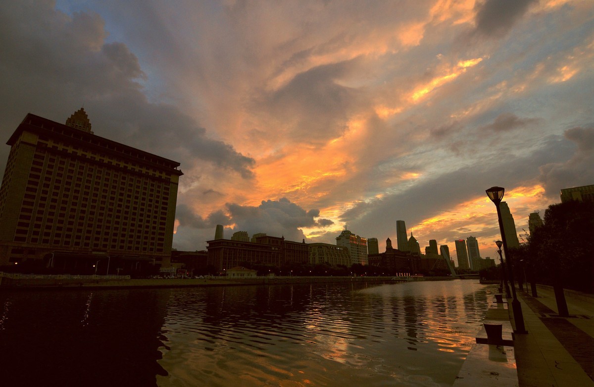 乱云飞度映海河