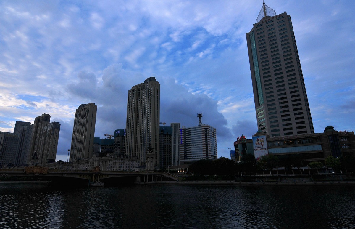 乱云飞度映海河