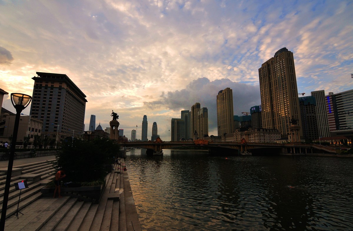 乱云飞度映海河