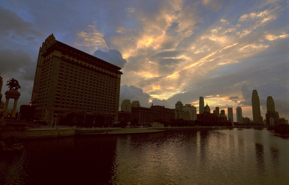 乱云飞度映海河