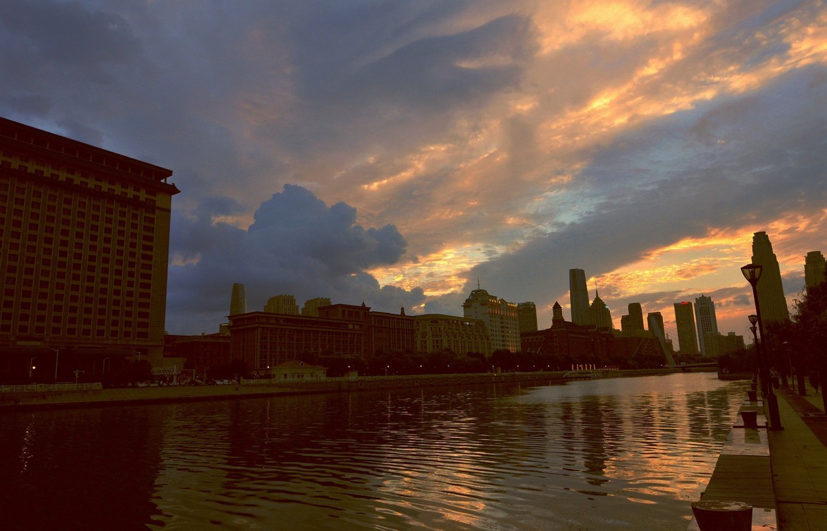 乱云飞度映海河