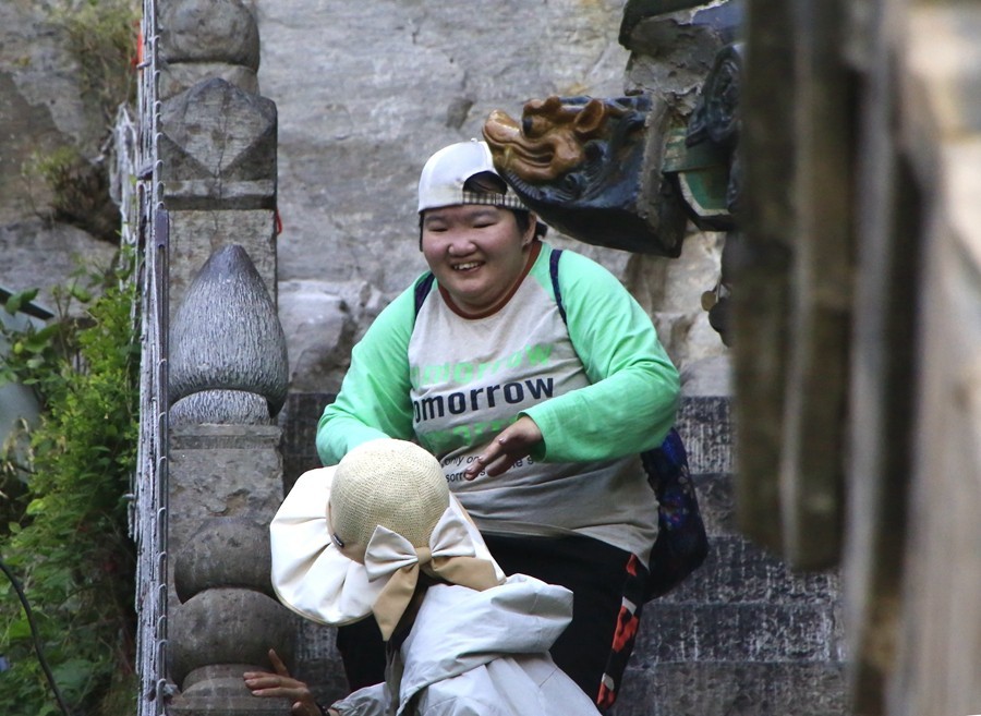 《不老松：纪实摄影》【大好河山系列报導】媧皇宫 (10)台階太高，老朽不敢恭为！