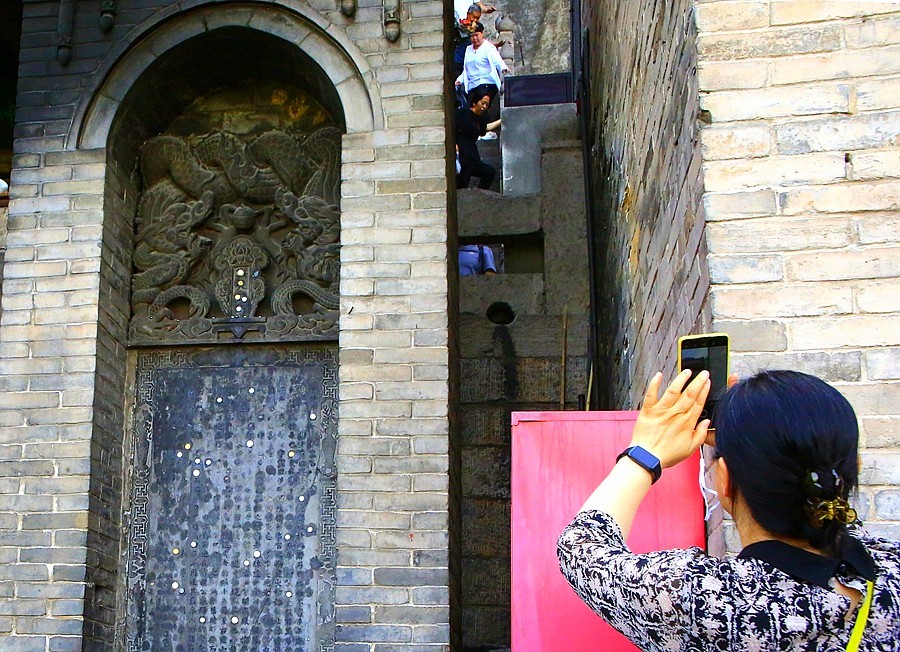 《不老松：纪实摄影》【大好河山系列报導】媧皇宫 (10)台階太高，老朽不敢恭为！