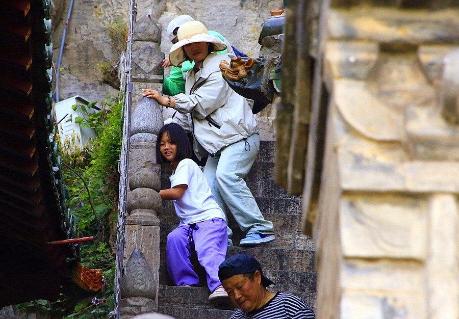 《不老松：纪实摄影》【大好河山系列报導】媧皇宫 (10)台階太高，老朽不敢恭为！
