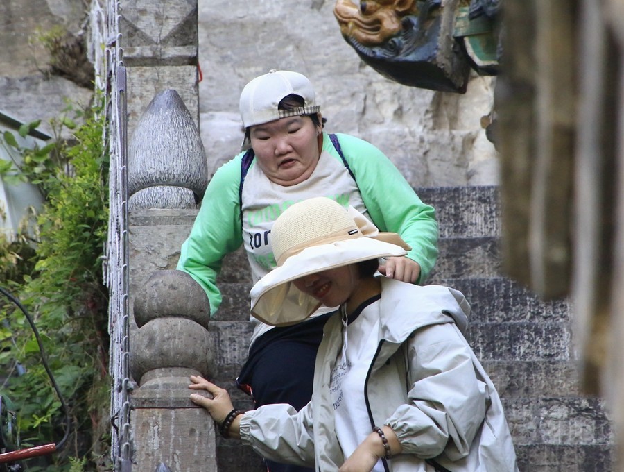 《不老松：纪实摄影》【大好河山系列报導】媧皇宫 (11)台階太高！瞧瞧这位胖姐之美态