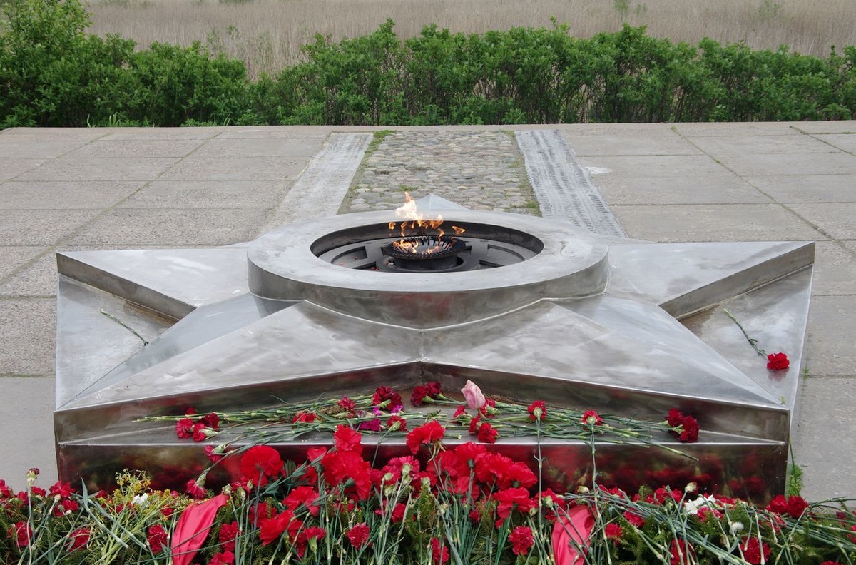 圣彼得堡拉多加湖畔的纪念碑