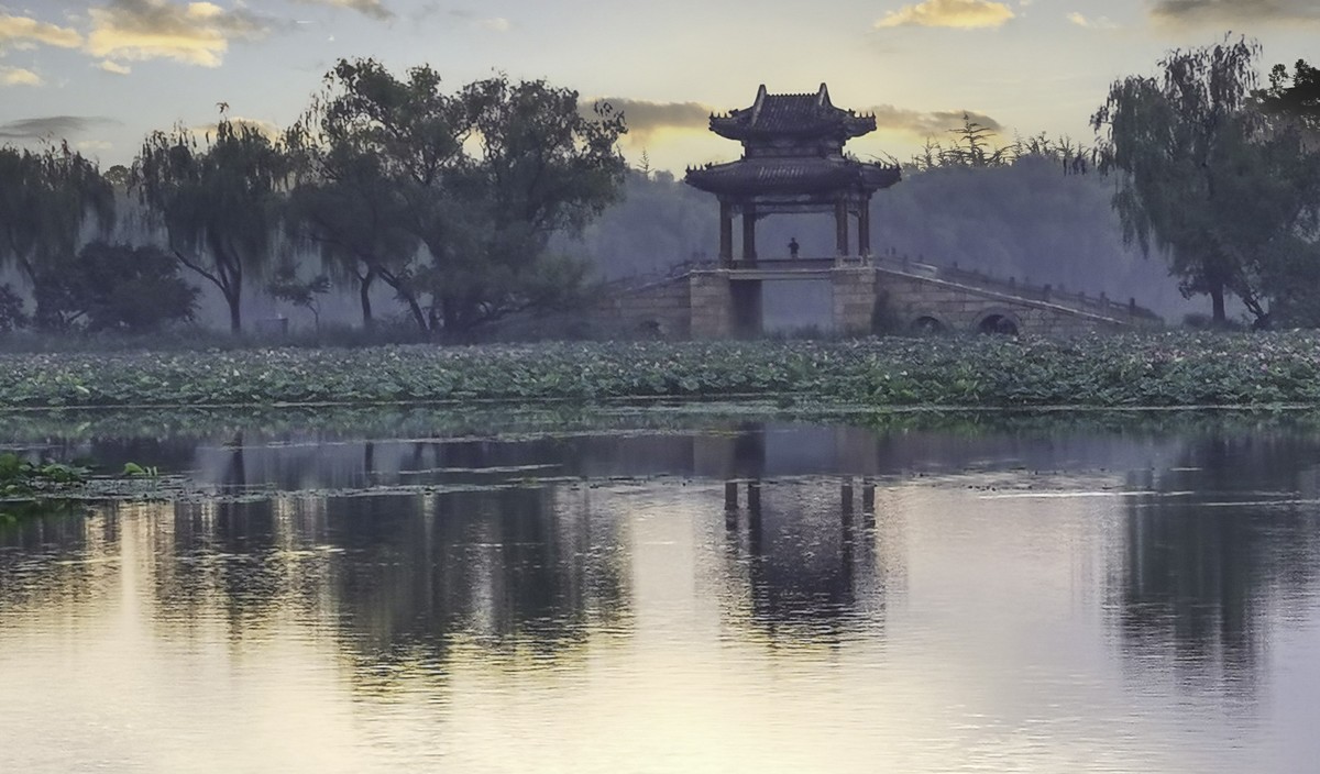 雨后晨雾，水墨园林