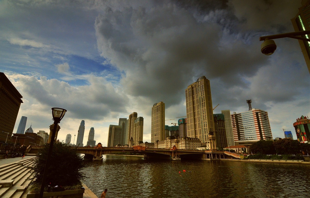 乱云飞度映海河