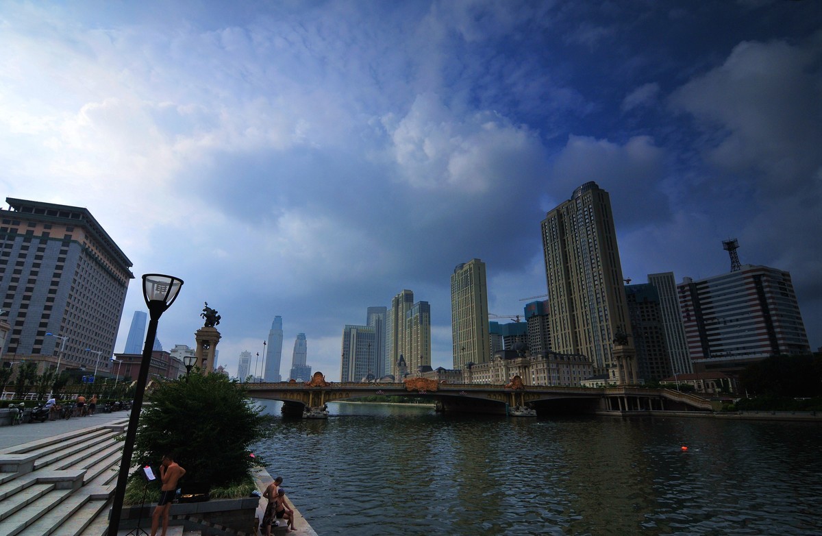 乱云飞度映海河