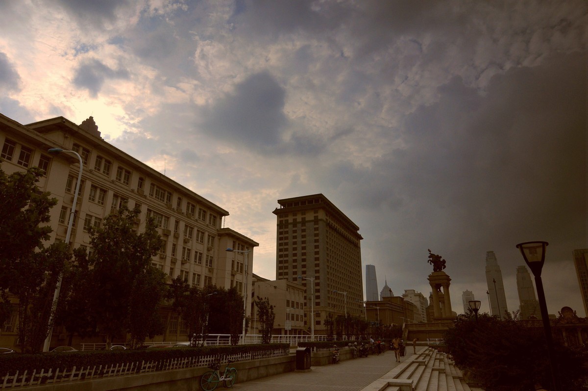 乱云飞度映海河