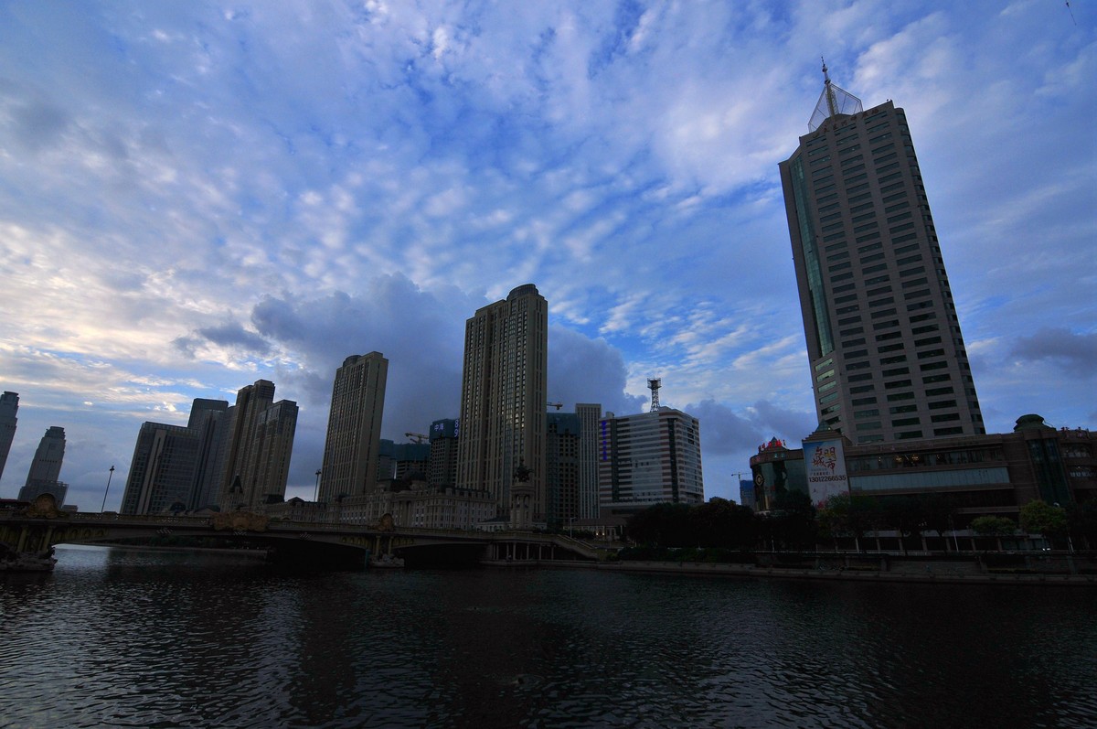 乱云飞度映海河