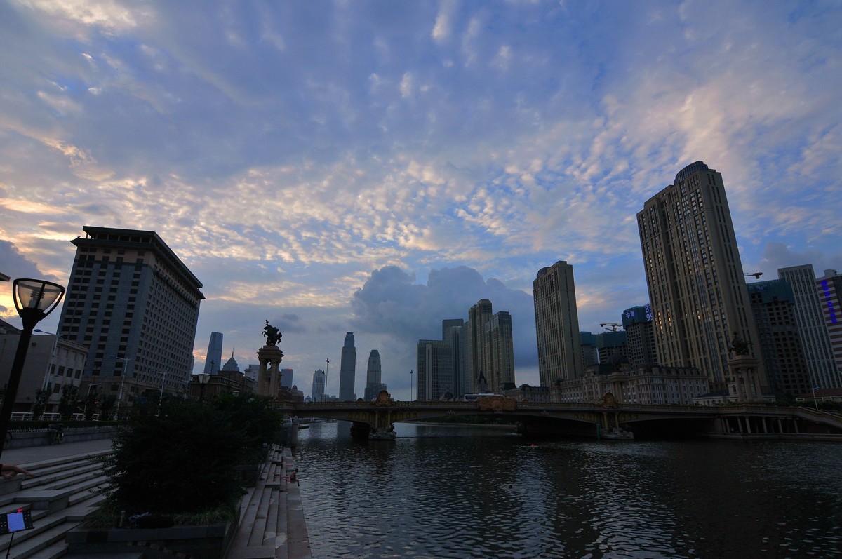 乱云飞度映海河