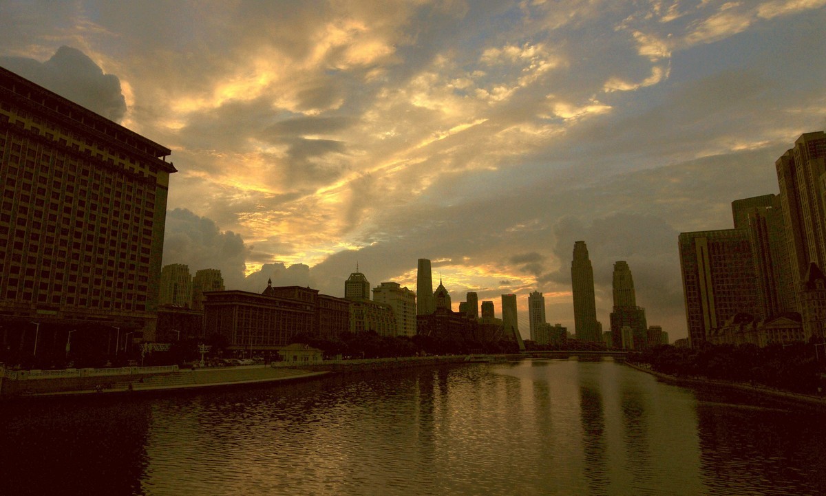 乱云飞度映海河