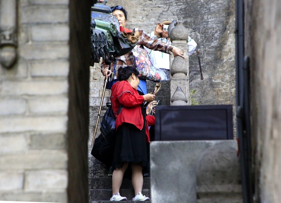 《不老松：纪实摄影》【大好河山系列报導】媧皇宫 (10)台階太高，老朽不敢恭为！