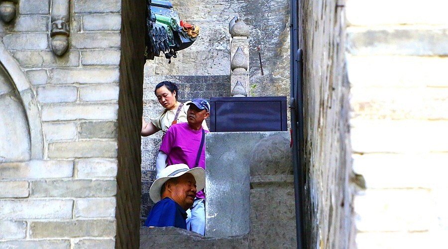 《不老松：纪实摄影》【大好河山系列报導】媧皇宫 (10)台階太高，老朽不敢恭为！