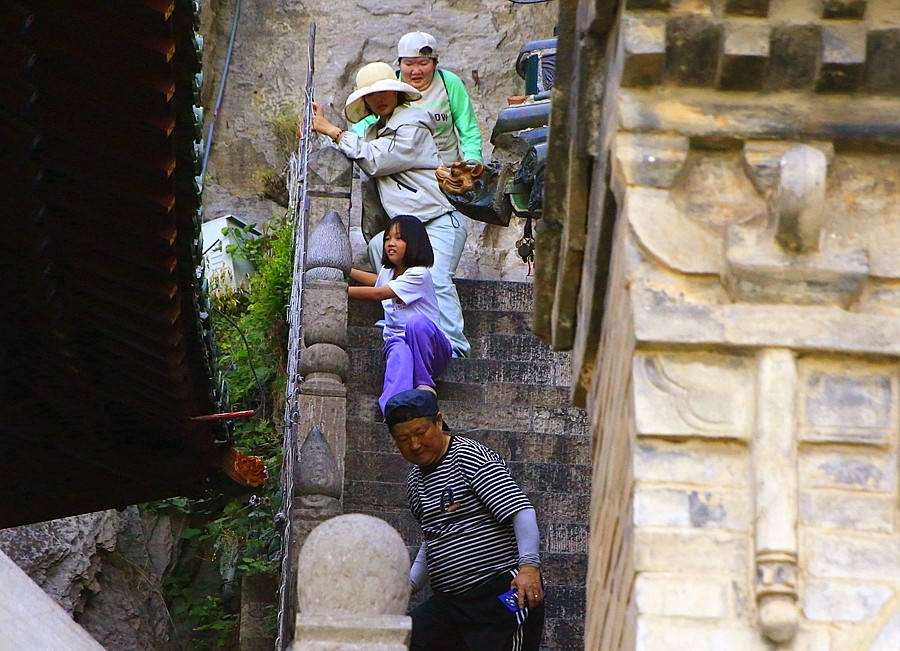 《不老松：纪实摄影》【大好河山系列报導】媧皇宫 (10)台階太高，老朽不敢恭为！