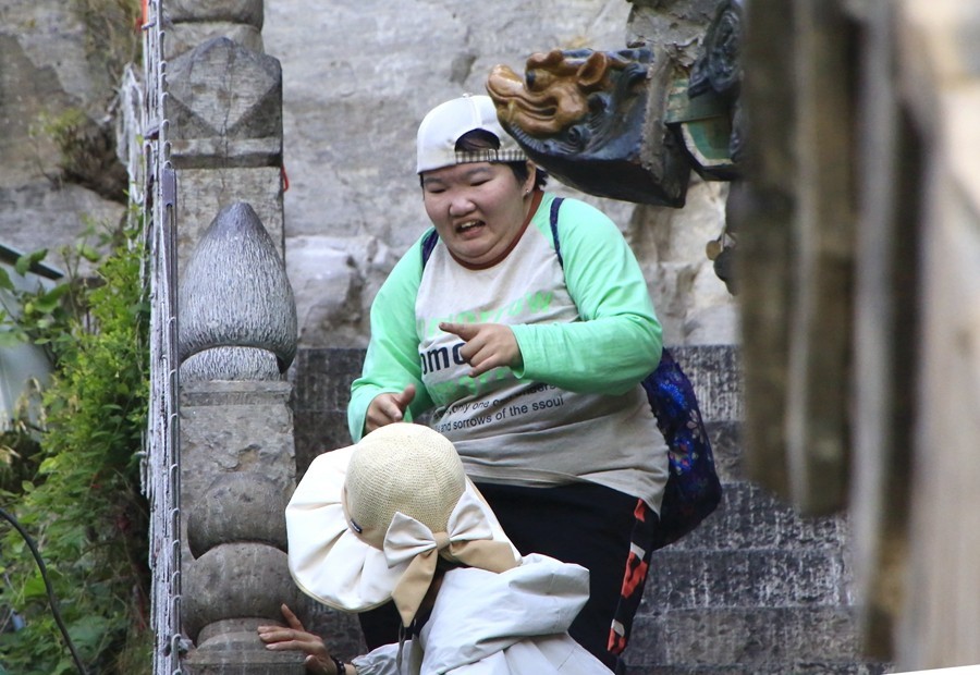《不老松：纪实摄影》【大好河山系列报導】媧皇宫 (11)台階太高！瞧瞧这位胖姐之美态