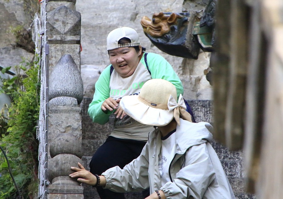 《不老松：纪实摄影》【大好河山系列报導】媧皇宫 (11)台階太高！瞧瞧这位胖姐之美态
