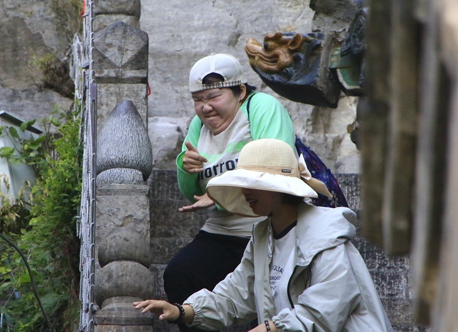 《不老松：纪实摄影》【大好河山系列报導】媧皇宫 (11)台階太高！瞧瞧这位胖姐之美态