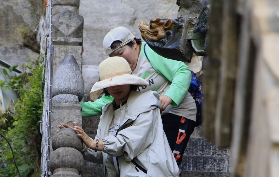 《不老松：纪实摄影》【大好河山系列报導】媧皇宫 (11)台階太高！瞧瞧这位胖姐之美态