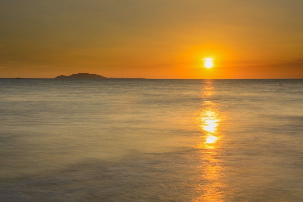 霞光万丈，日落天边