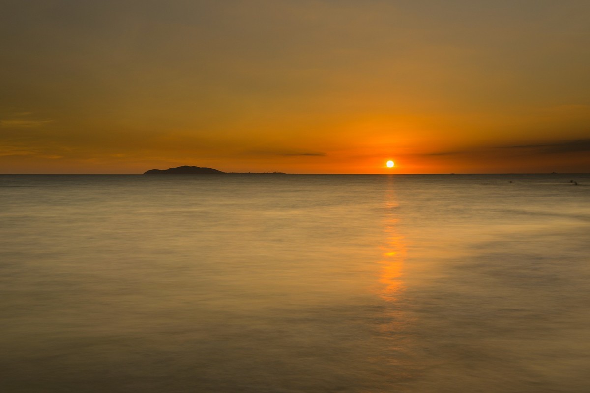 霞光万丈，日落天边