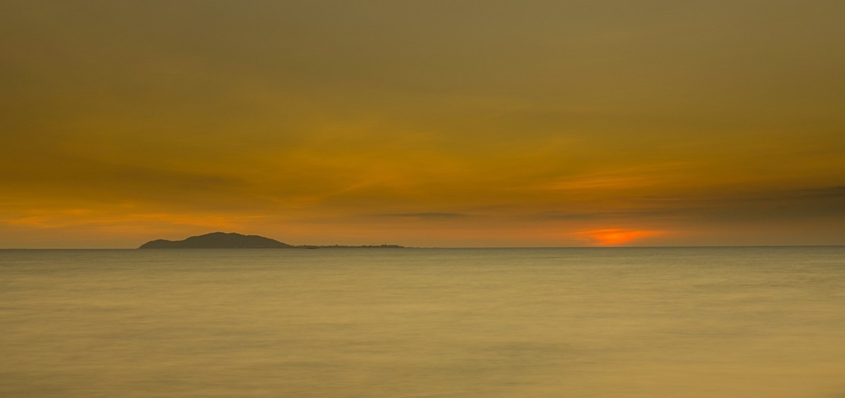 霞光万丈，日落天边