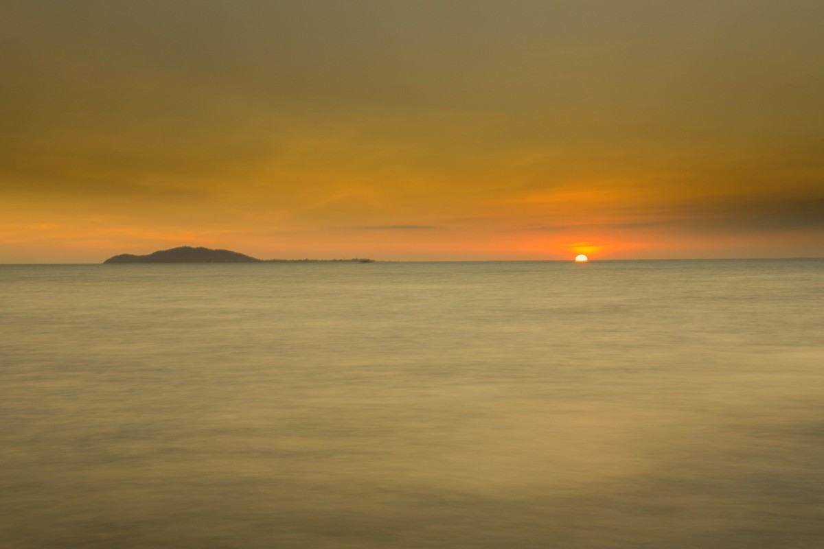 霞光万丈，日落天边