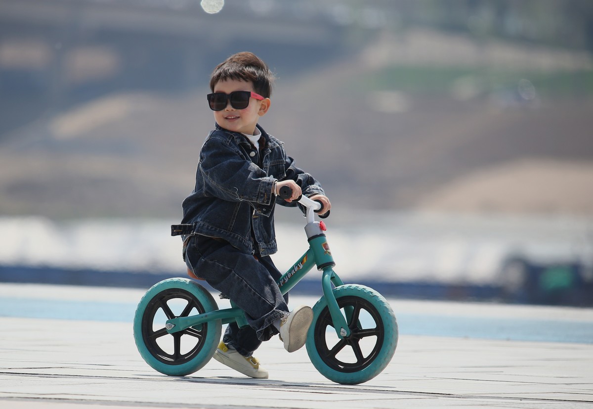 偶遇一个快乐骑车的小宝宝