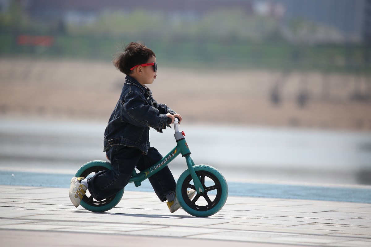 偶遇一个快乐骑车的小宝宝