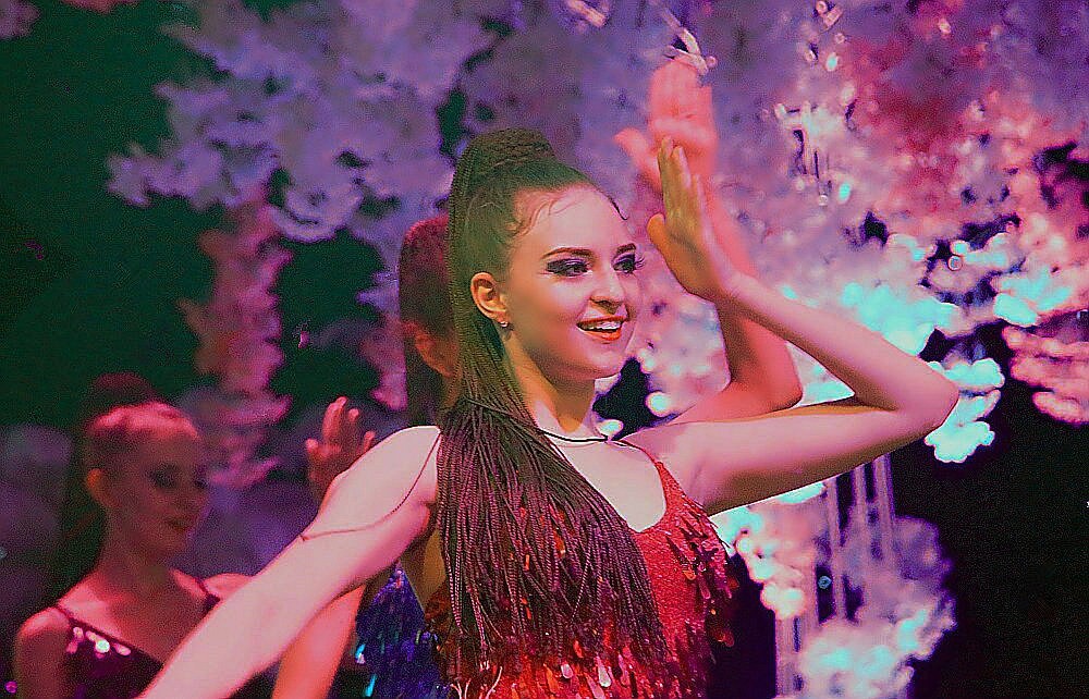 《不老松：纪实摄影》海拉尔俄罗斯文艺晚会俄罗斯舞蹈！ (15)  爱看俄罗斯美女的，叫