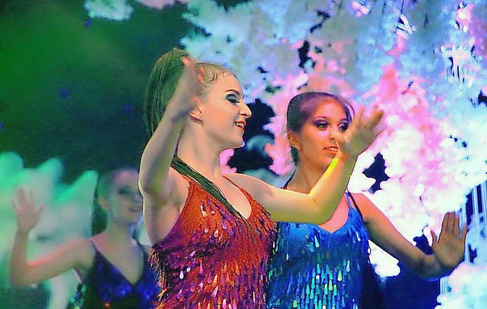 《不老松：纪实摄影》海拉尔俄罗斯文艺晚会俄罗斯舞蹈！ (15)  爱看俄罗斯美女的，叫